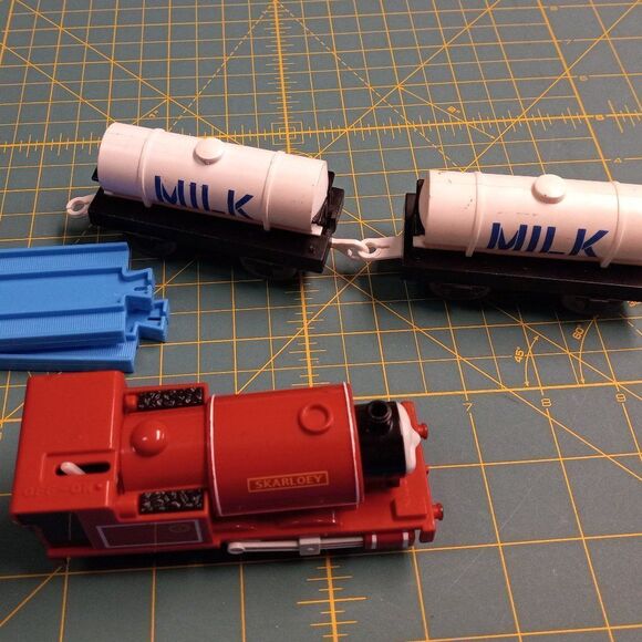 TOMY  Engine Skarloey, (2) milk cars - Picture 1 of 6